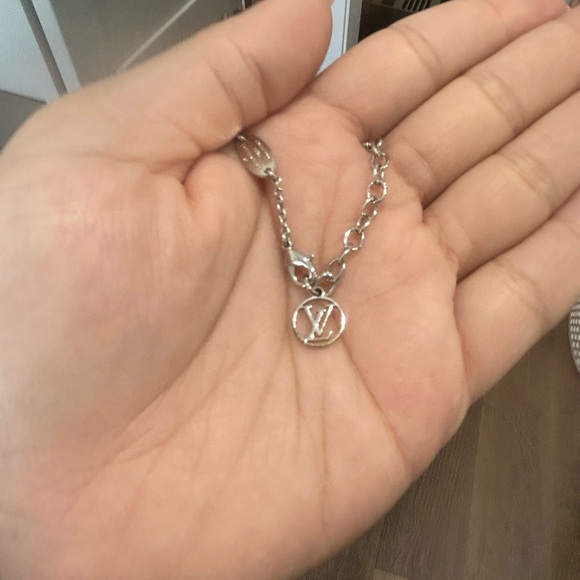 Louis Vuitton Metal Essential V Supple Necklace Silver - Picture 9 of 9